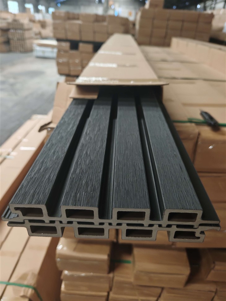 सह-एक्सट्रूड ग्रे आउटडोर डब्ल्यूपीसी वॉल क्लैडिंग बाहरी मुखौटा